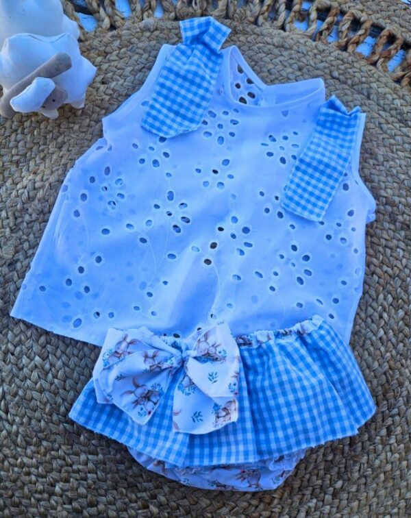 Conjunto de camisa sin mangas con cubrepañal con volantes vichy celeste
