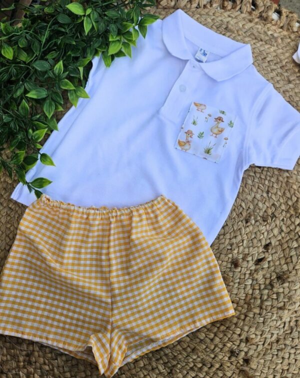 Conjunto de polito de mangas cortas con short diseño patitos