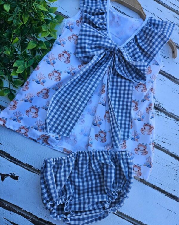 Vestido cagrejo con braguitas de cuadro vichy azul