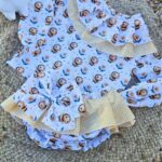 Conjunto de camisa marga corta y cubrepañal con volantes abejita