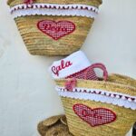 Cesta de palma para la playa de cuadros vichy rojo con toalla