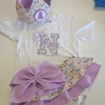 Conjunto de Cumpleaños camiseta y cubrepañal con volantes de flores malva con inicial y nombre
