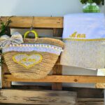 Cesta de palma para la playa estampada de flores amarillas