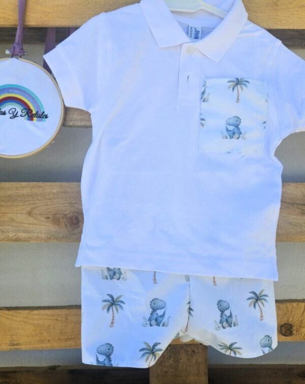Conjunto de polito de mangas cortas con short diseño dinosaurio