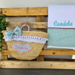 Cesta de palma para la playa de cuadros vichy verde con toalla