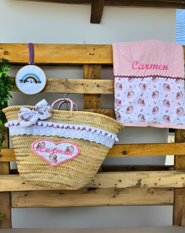 Cesta de palma para la playa de princesa y unicornio con toalla