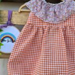 Vestido vichy naranja con braguitas y cuello estampado flores