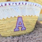 Cesta de palma para la playa personalizada con inicial cuadros vichy morado con toalla