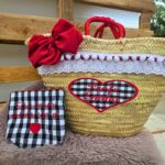 Cesta de palma para la playa de cuadros vichy negro con neceser para profes