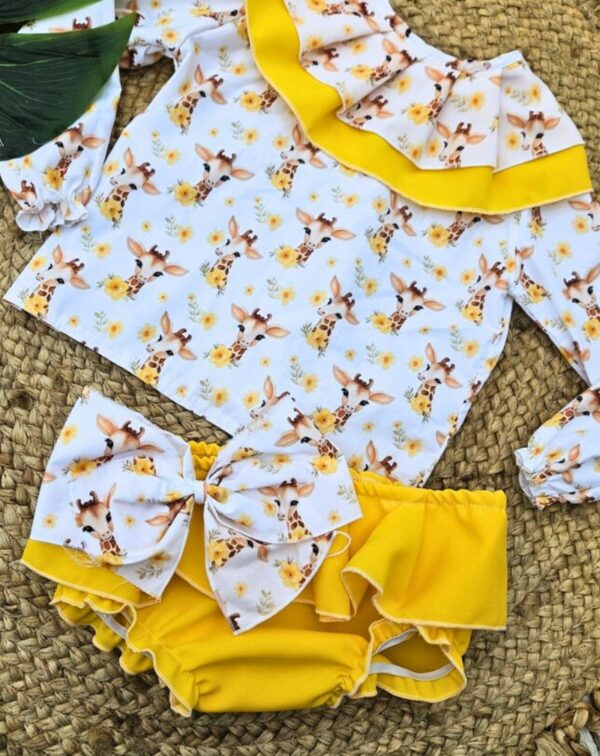 Conjunto de camisa marga larga y cubrepañal con volantes jirafa