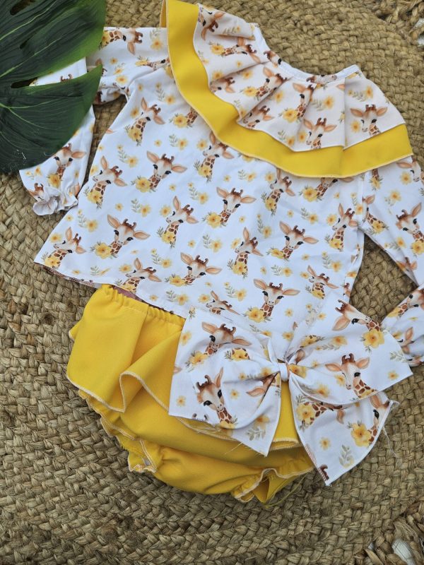 Conjunto de camisa manga de larga y cubrepañal con volantes Jirafitas y Flores
