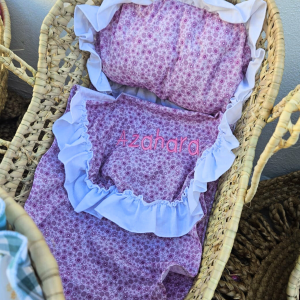 Capazo de palma para muñecas con vestidura Flores Silvestres Lila