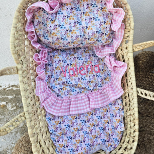 Capazo de palma para muñecas con vestidura floral y volantes rosa vichy